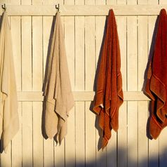毛巾挂在户外钩子的太阳