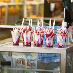 草莓和奶油甜点为出售小镇公平危地马拉