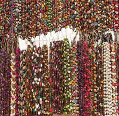 字符串色彩斑斓的珠子当地的市场背景纹理