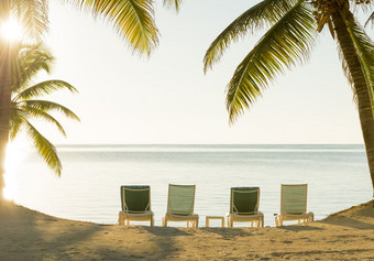 海滩假期躺椅海滩假期躺椅的沙子俯瞰的海洋