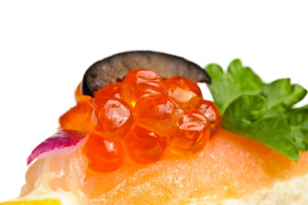 宏拍摄小吃与红色的鱼子酱cmoked大马哈鱼而且蔬菜小吃与红色的鱼子酱