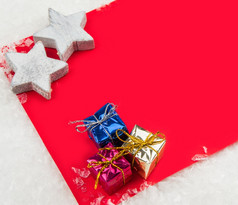 红色的圣诞节庆祝活动卡与小礼物盒子而且星星雪