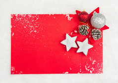 红色的圣诞节庆祝活动卡而且圣诞节球而且明星雪