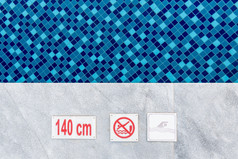 潜水和深度标志警告游泳池边缘与复制空间深度标志警告