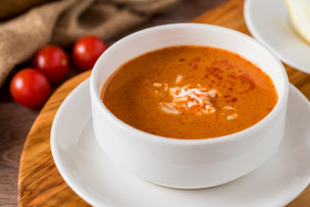 番茄汤与奶酪白色瓷碗番茄汤与奶酪白色瓷碗