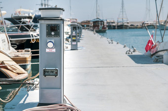 电权力套接字带缆桩码头附近海海岸充电站为船地中海电<strong>网点</strong>负责船只港