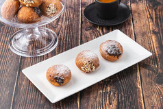 bombolonebomboloni意大利填满甜甜圈和零食食物德国甜甜圈克拉普芬柏林填满与小时和巧克力