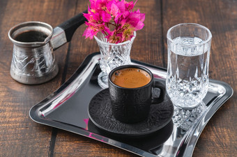 前视图传统的土耳其咖啡木背景