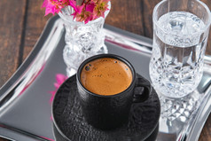 前视图传统的土耳其咖啡木背景