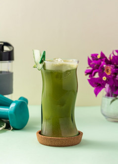蔬菜奶昔健康的有机汁使从芹菜绿色苹果叶子菠菜和年轻的胡萝卜玻璃绿色汁