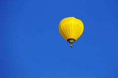 黄色的气球蓝色的天空