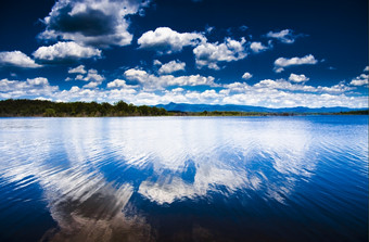 黑暗对比和大气景观场景美丽的湖萨姆森维尔否则已知的北松大坝位于皮特里昆士兰澳大利亚