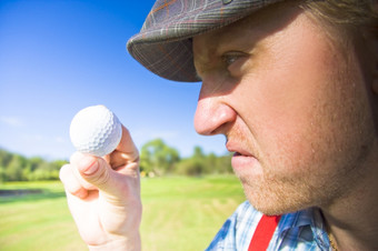 心烦意乱高尔夫球手有中期游戏危机而争论与的高尔夫球球持有有趣的和<strong>幽默</strong>的体育运动概念