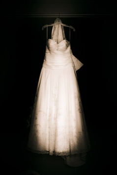 白色古董新娘礼服婚礼衣服挂衣服悬挂器黑暗房间