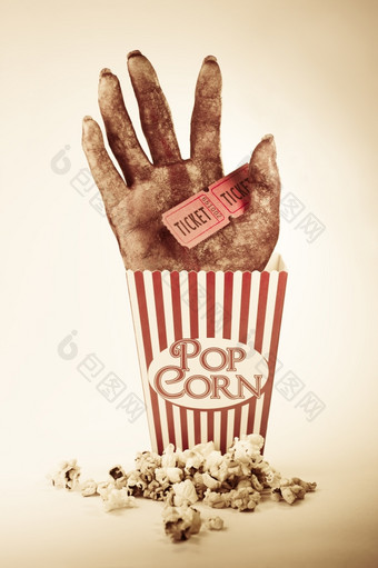 恐怖电影可怕的图片令人毛骨悚然的锯从手戳出条纹流行玉米盒子持有两个电影电影票恐怖电影概念上的