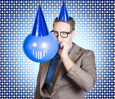 生日商人吹微笑气球古怪的肖像有趣的商人穿生日聚会，派对他而吹微笑气球通货膨胀幸福
