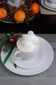 杯咖啡与冷杉分支机构飞碟的圣诞节表格