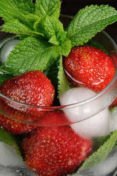 让人耳目一新夏天喝与草莓和薄荷眼镜