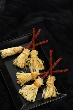 女巫扫帚烟熏奶酪suluguni和意大利蒜味腊肠原始的想法万圣节零食