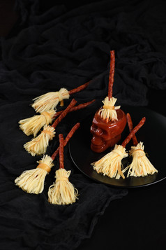 女巫扫帚烟熏奶酪suluguni和意大利蒜味腊肠原始的想法万圣节零食