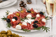 圣诞节花环antipasto意大利蒜味腊肠点心与橄榄婴儿马苏里拉奶酪