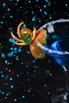 艺术橙色-水果雕刻如何使柑橘类装饰设计为喝鸡尾酒蓝色的环礁湖