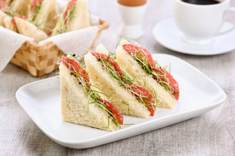 小麦烤面包三明治与奶油奶酪与microgreen苜蓿<strong>豆芽</strong>和意大利蒜味腊肠健康的和新鲜的食物