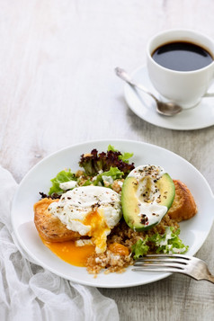 健康的和平衡早餐板本尼迪克特rsquo蛋传播烤烤面包与一半鳄梨藜麦和生菜经验丰富的香料和酸奶沙拉酱享受的大多数重要的餐的一天