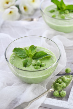 冷冻绿色(2008年)泥汤与温柔的牛奶奶油和让人耳目一新薄荷