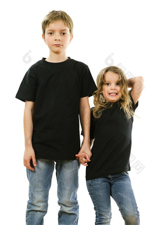 年轻的男孩而且他的妹妹穿空白黑色的t恤准备好了为你的设计艺术作品