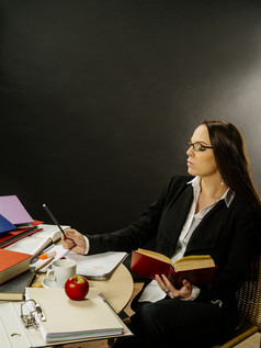 照片老师业务女人她的rsquo坐着桌子上前面大黑板上阅读和写作