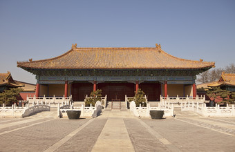的戟门部分的人rsquo文化宫以前的太庙祖先的寺庙北京这传统的中国人建筑与的低桥梁前面那交叉窄池塘是的门的主要院子里的复杂的