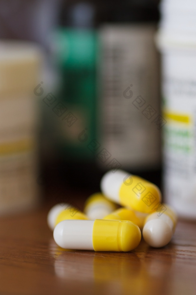 胶囊与药物黄白色胶囊与药物的床边表格特写镜头