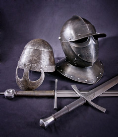铁头盔的中世纪的骑士非常重头饰