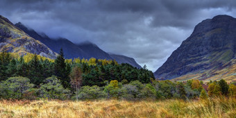 的交谈之后河coe谷多云的和多雨的10月中午苏格兰高地苏格兰