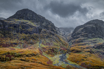 交谈之后三个妹妹多云的和多雨的10月中午苏格兰高地苏格兰