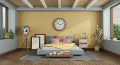 经典风格主卧室与色彩斑斓的双床上对黄色的墙呈现经典风格主卧室与色彩斑斓的双床上