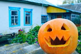 pumpking准备好了为万圣节的农村房子背景橙色pumpking与减少脸准备好了为万圣节的农村房子背景