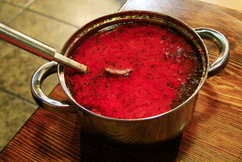 罗宋汤乌克兰红色的锅与独家新闻罗宋汤新鲜的乌克兰红色的完整的锅美味的红色的罗宋汤与独家新闻