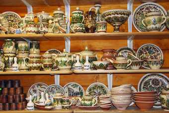 陶器的货架上商店陶瓷货物产品陶瓷出售宽选择陶瓷产品架子上商店陶器为出售陶瓷货物产品陶瓷出售