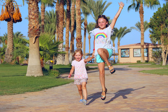 快乐幼稚的团队有有趣的跳路径热带度假胜地快乐家庭团队姐妹享受夏天假期人享受家庭假期快乐幼稚的团队有有趣的跳路径热带度假胜地