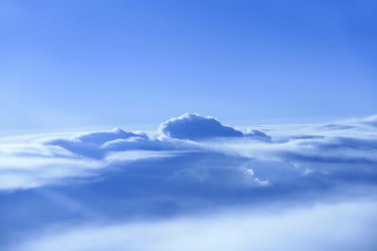 飞行在云美妙的全景从窗口飞机与白色云飞行在白色云白色云下面美丽的全景与天堂美妙的全景从窗口飞机与白色云