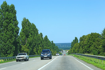 双向交通<strong>汽车汽车</strong>开车沿着高速公路运动<strong>汽车</strong>沿着路与金属栅栏沿着国<strong>汽车会</strong>沥青路与分带和树国旅行概念沥青路与分带和风景国旅行概念