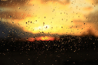雨户外窗口<strong>背景</strong>日落雨滴玻璃在雨日落外窗口在<strong>下雨</strong>明亮的纹理水滴水滴玻璃在<strong>下雨</strong>雨外窗口日落<strong>背景</strong>
