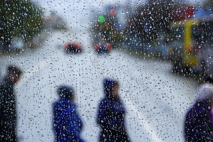雨外窗口背景城市生活滴水下降玻璃在雨路人通过街雨滴水除了窗口玻璃在下雨雨城市路人通过街雨水滴玻璃在下雨