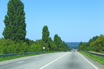 高速公路远走了高速路沥青路与分带与树和灌木国旅行目的地旅程旅行概念沥青路与分带与树和灌木国旅行