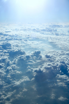 美丽的白色云蓝色的天空白色云夏天天空天体全景天空景观与云蓝色的天空与白色云飞行在云天体深渊