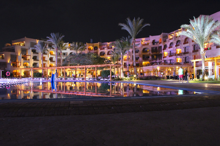 度假胜地酒店反映了水池晚上假期埃及度假胜