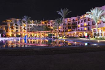 度假胜地酒店反映了水池晚上假期埃及度假胜地灯晚上酒店是反映了池水晚上明亮的灯度假胜地酒店赫尔加达度假胜地酒店反映了水池晚上