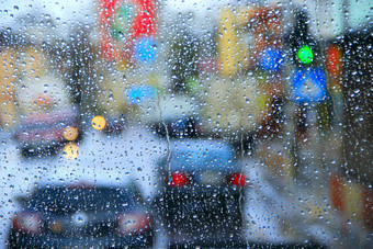 雨外窗口<strong>背景</strong>城市灯滴水下降玻璃在雨滴水除了窗口玻璃在<strong>下雨</strong>雨城市雨外窗口城市灯<strong>背景</strong>水滴玻璃当<strong>下雨</strong>